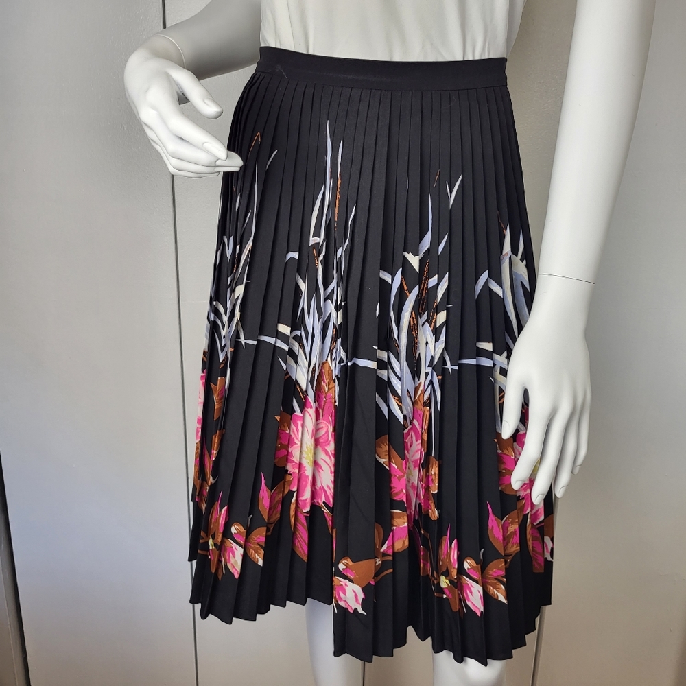 DKNY pleated black with floral design knee length a-line shirt. Size 4